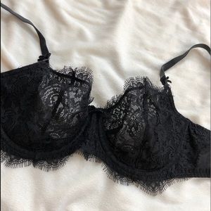 BLACK VICTORIAS’S SECRET LINGERE LACE BRA
